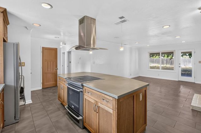 1401 Wyant Way, Sacramento, CA 95864