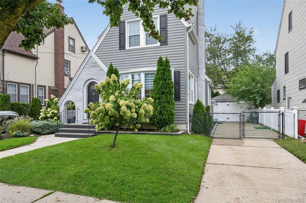 344 Houston Avenue, Mineola, NY 11501 — photo 2