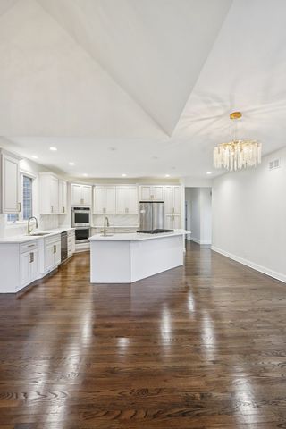 6605 Oakwood Manor Drive, Crystal Lake, IL 60012