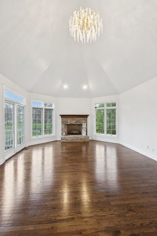 6605 Oakwood Manor Drive, Crystal Lake, IL 60012