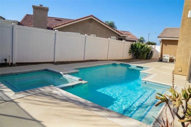 812 Poppyseed, Corona, CA 92881