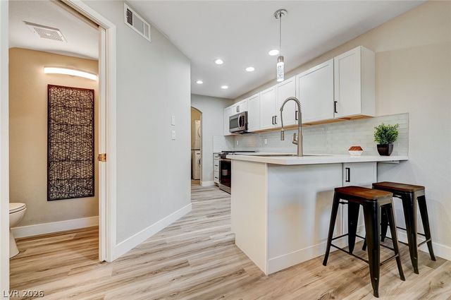 3950 South Sandhill Road 124, Las Vegas, NV 89121