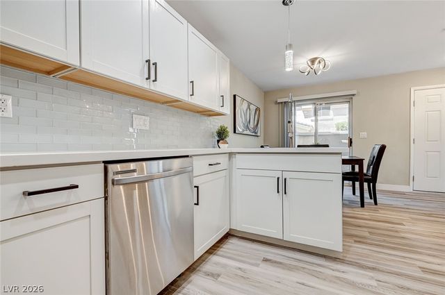 3950 South Sandhill Road 124, Las Vegas, NV 89121
