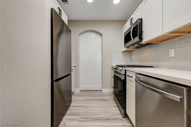 3950 South Sandhill Road 124, Las Vegas, NV 89121