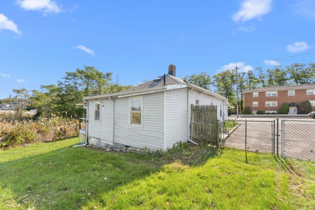 576 Sea St, Quincy, MA 02169