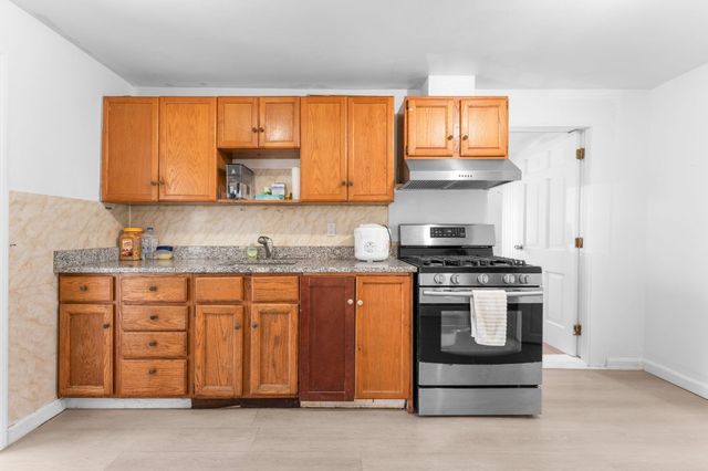 576 Sea St, Quincy, MA 02169