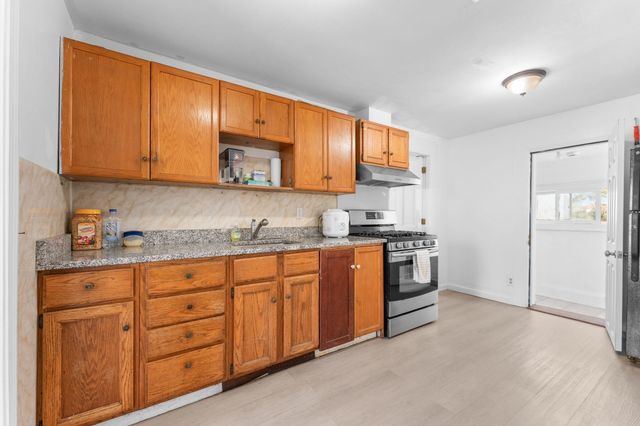 576 Sea St, Quincy, MA 02169