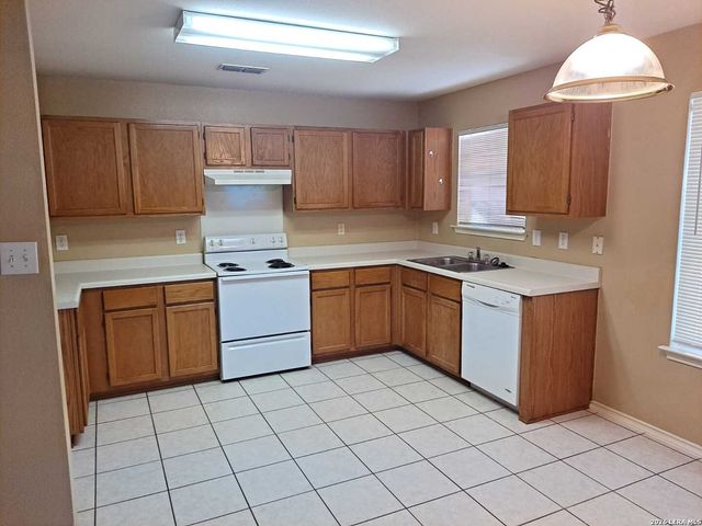 7155 STILL HOLLOW DR, San Antonio, TX 78244