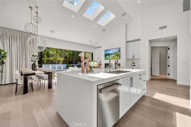 10 Rue Cannes, Newport Beach, CA 92660