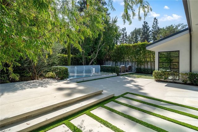 10 Rue Cannes, Newport Beach, CA 92660