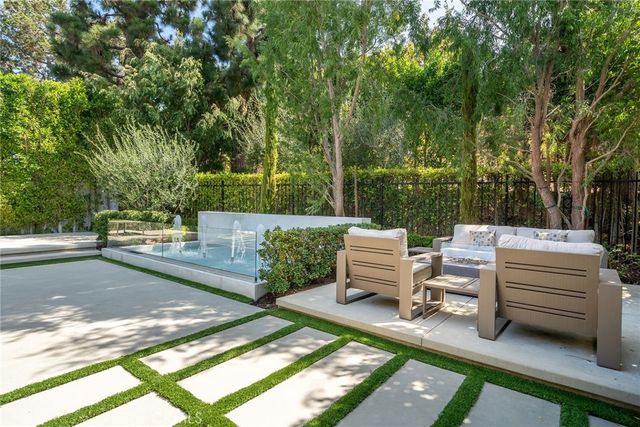 10 Rue Cannes, Newport Beach, CA 92660