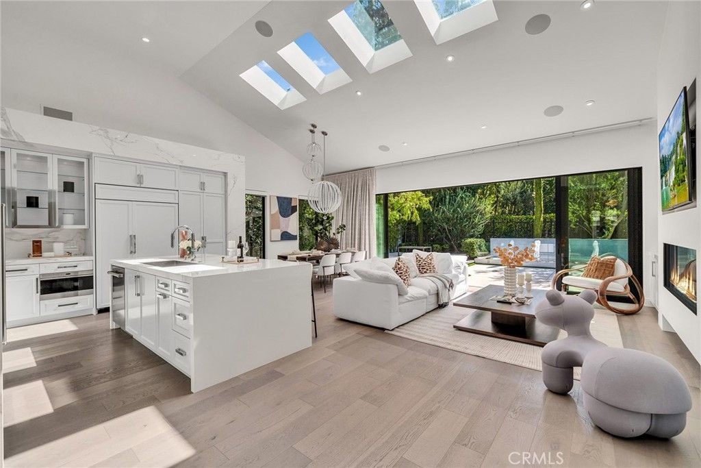 10 Rue Cannes, Newport Beach, CA 92660