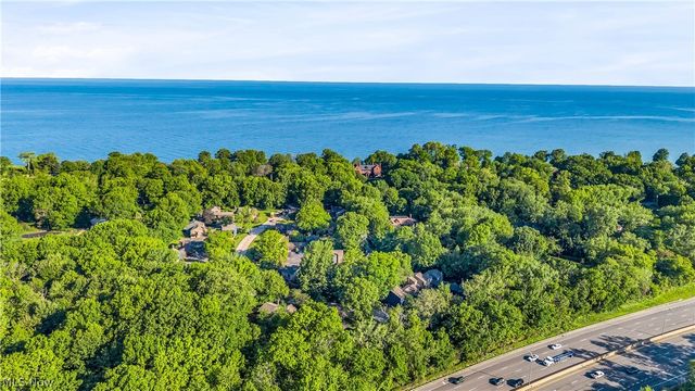 36 Oakshore Drive, Bratenahl, OH 44108