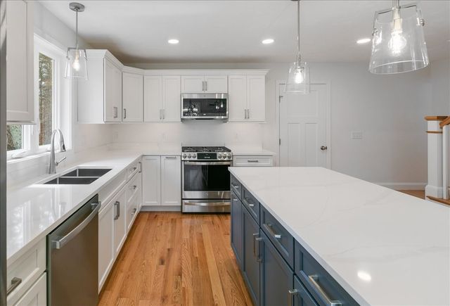 1152 Bridge St, Pelham, NH 03076