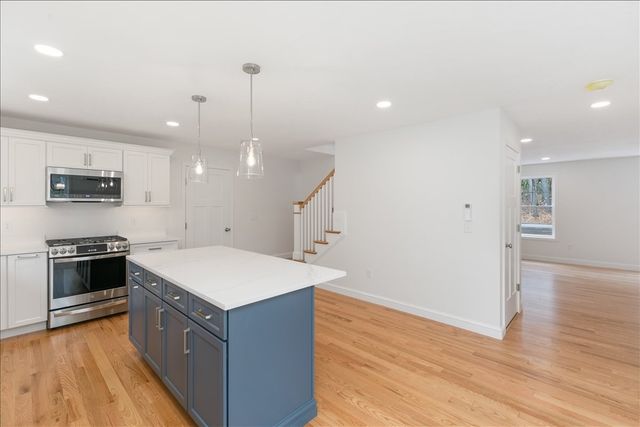 1152 Bridge St, Pelham, NH 03076