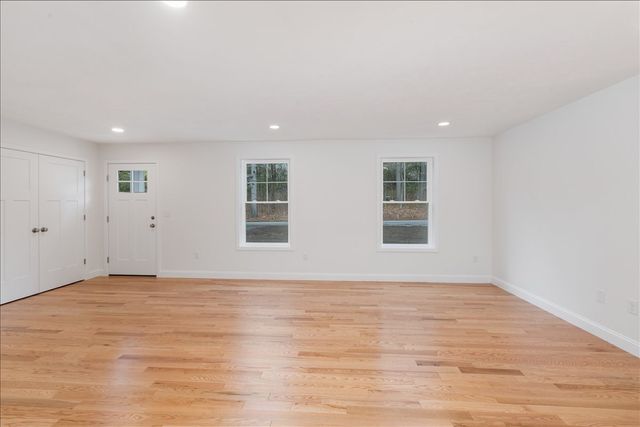 1152 Bridge St, Pelham, NH 03076