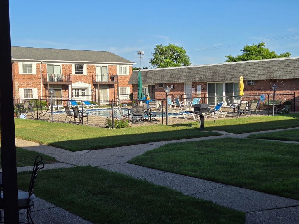 1512 Normandy Road 105, Royal Oak, MI 48073