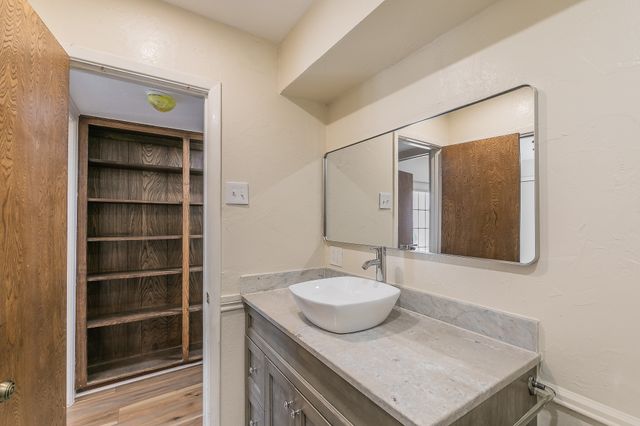 2807 Summit View Drive, Bedford, TX 76021