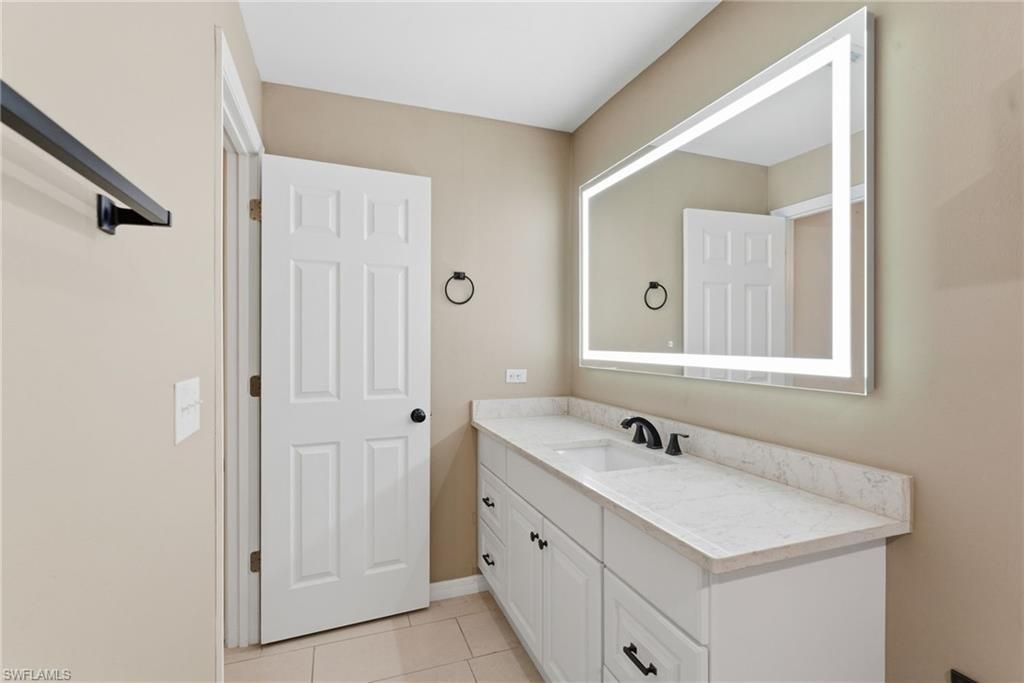 Image 13 of property listing at 526-528 SE 5th PL, Cape Coral, FL 33990