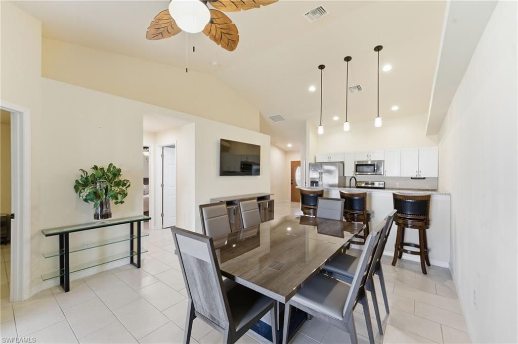 Image 14 of property listing at 526-528 SE 5th PL, Cape Coral, FL 33990