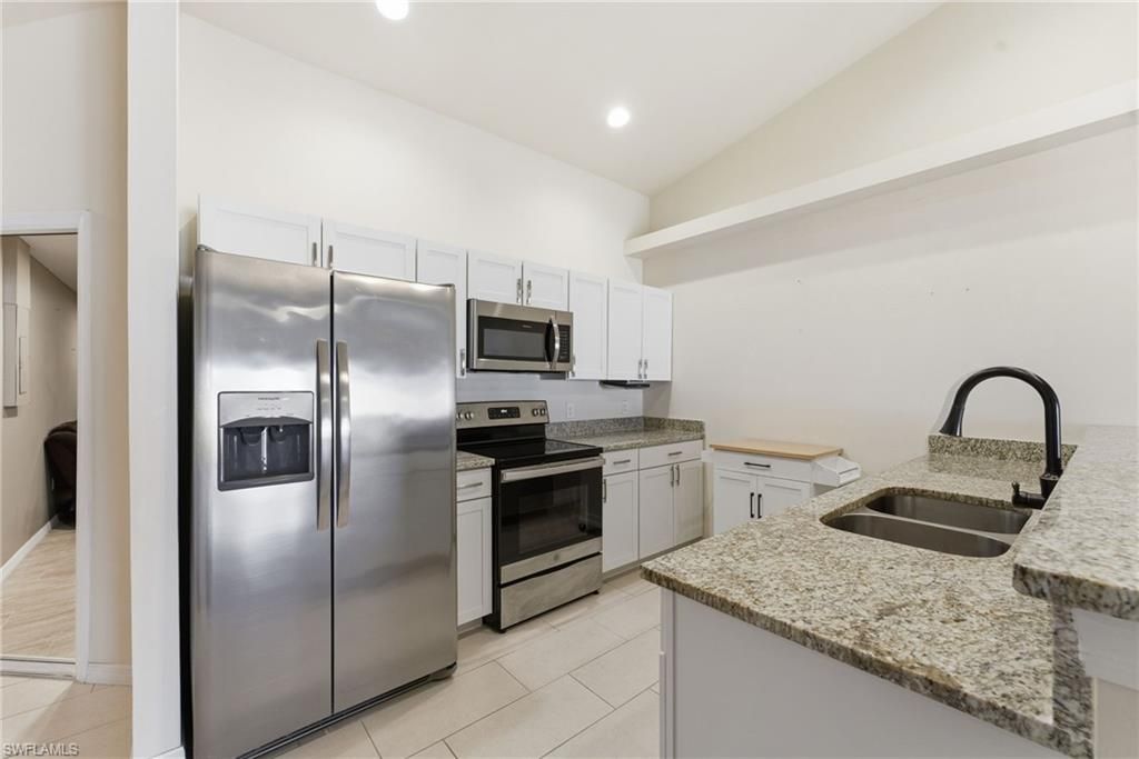 Image 16 of property listing at 526-528 SE 5th PL, Cape Coral, FL 33990