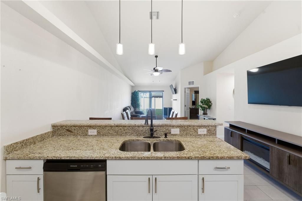 Image 17 of property listing at 526-528 SE 5th PL, Cape Coral, FL 33990