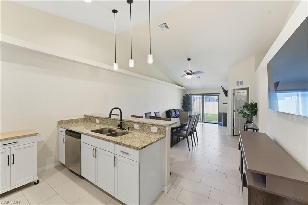 Image 18 of property listing at 526-528 SE 5th PL, Cape Coral, FL 33990