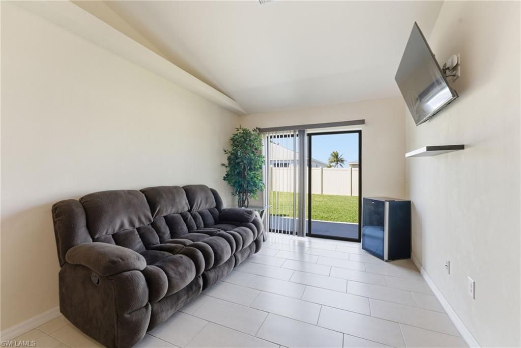 Image 23 of property listing at 526-528 SE 5th PL, Cape Coral, FL 33990