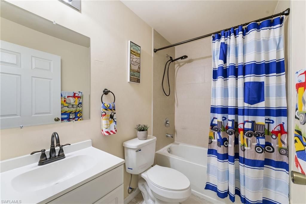 Image 32 of property listing at 526-528 SE 5th PL, Cape Coral, FL 33990