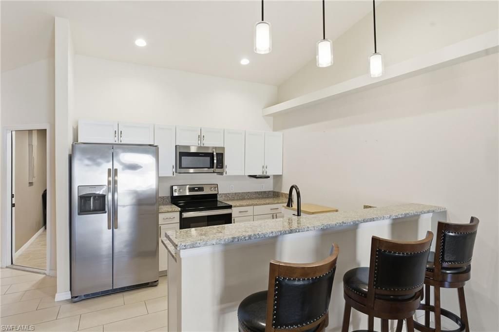 Image 5 of property listing at 526-528 SE 5th PL, Cape Coral, FL 33990