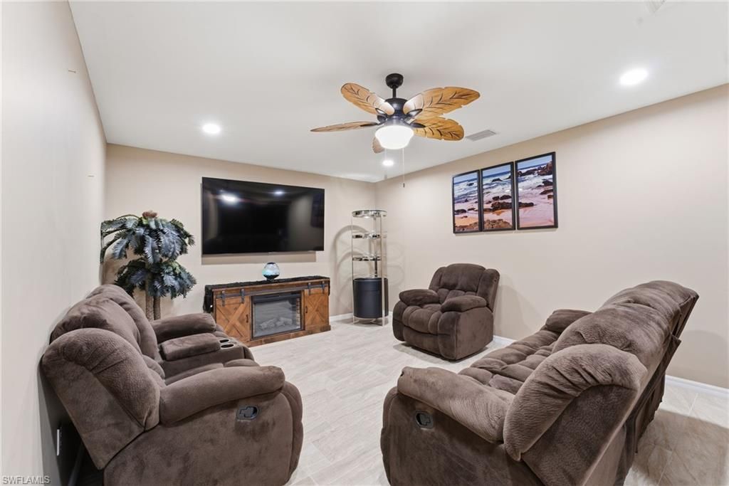 Image 6 of property listing at 526-528 SE 5th PL, Cape Coral, FL 33990