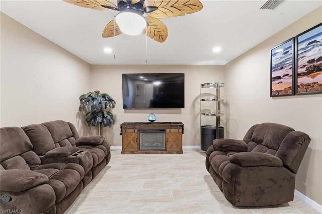 Image 7 of property listing at 526-528 SE 5th PL, Cape Coral, FL 33990