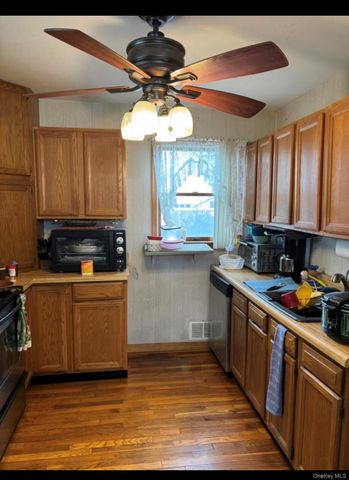 33 Lakewood Avenue, Ronkonkoma, NY 11779