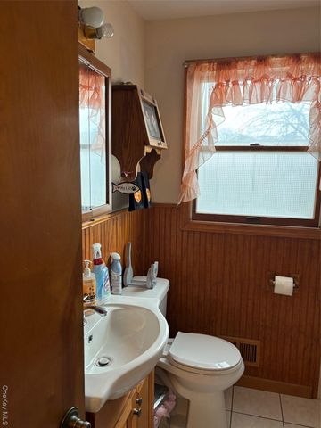 33 Lakewood Avenue, Ronkonkoma, NY 11779