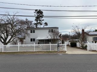 33 Lakewood Avenue, Ronkonkoma, NY 11779