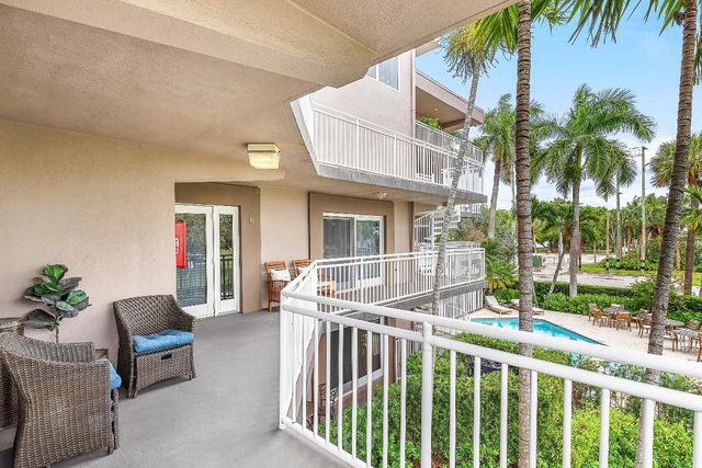129 S Golfview Road 4, Lake Worth Beach, FL 33460