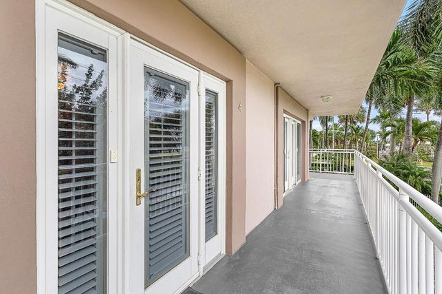 129 S Golfview Road 4, Lake Worth Beach, FL 33460