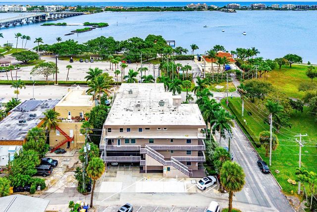 129 S Golfview Road 4, Lake Worth Beach, FL 33460