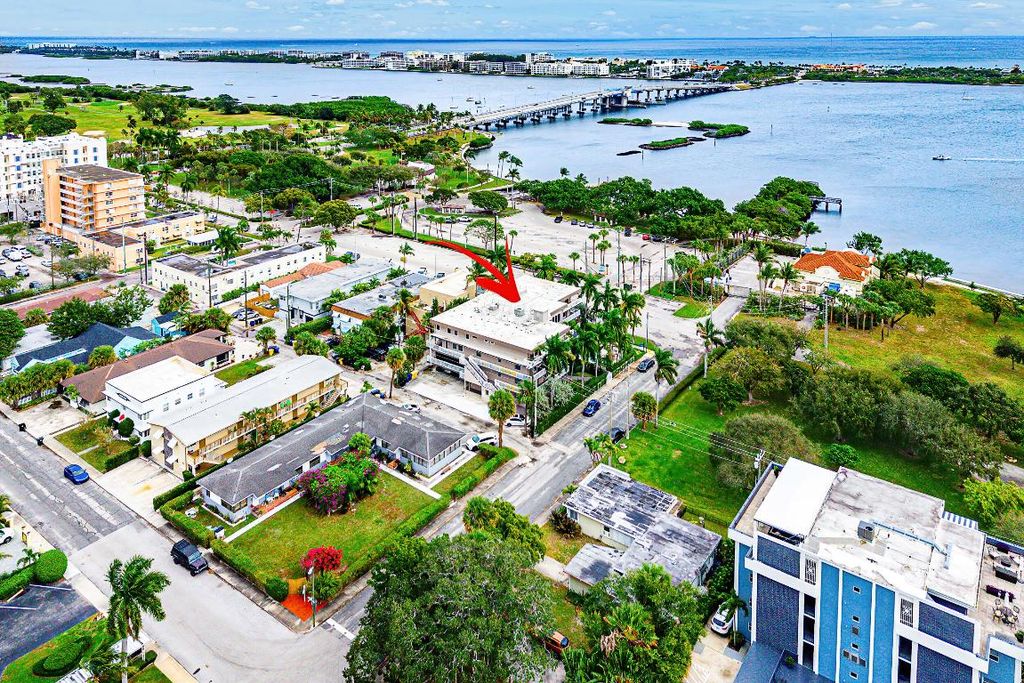 129 S Golfview Road 4, Lake Worth Beach, FL 33460