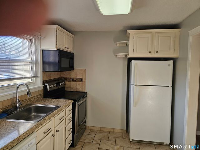 494 Oak Avenue APT 33, Cheshire, CT 06410