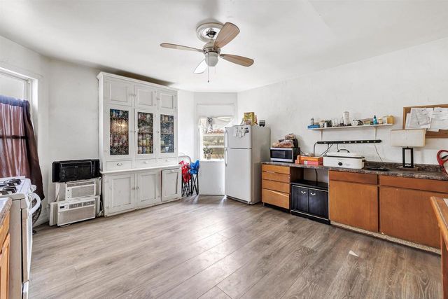 827 N BROADWAY, Green Bay, WI 54303