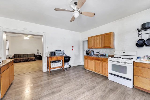 827 N BROADWAY, Green Bay, WI 54303