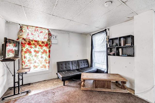 827 N BROADWAY, Green Bay, WI 54303