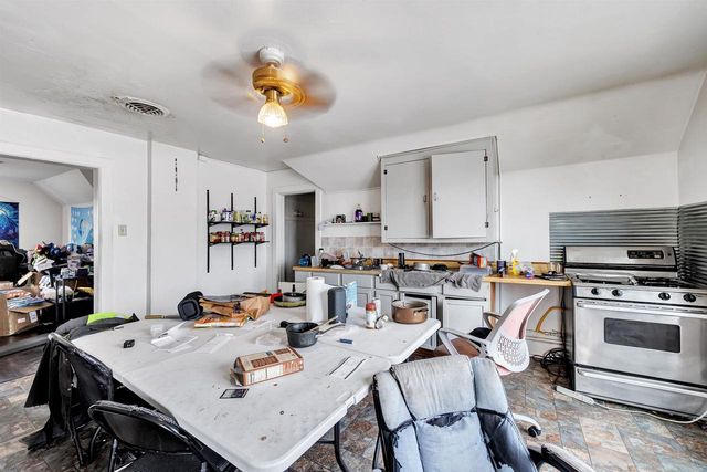 827 N BROADWAY, Green Bay, WI 54303
