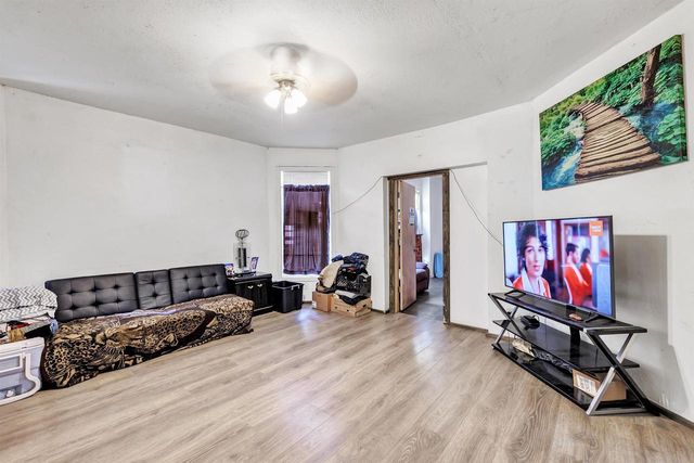 827 N BROADWAY, Green Bay, WI 54303