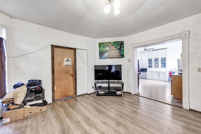 827 N BROADWAY, Green Bay, WI 54303