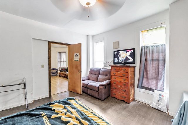 827 N BROADWAY, Green Bay, WI 54303