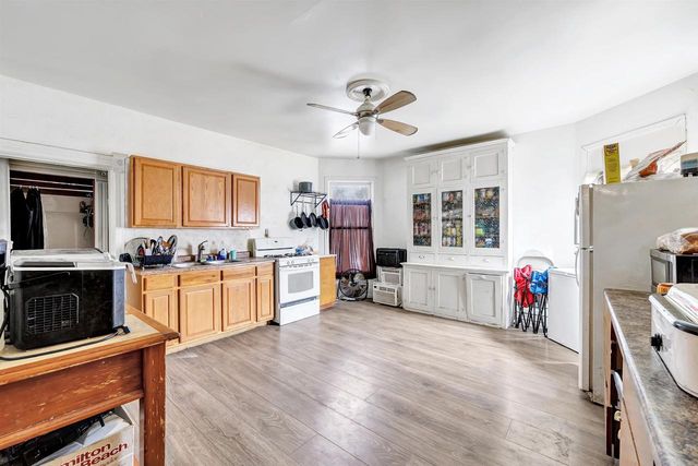 827 N BROADWAY, Green Bay, WI 54303