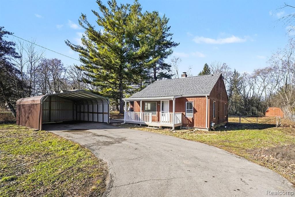3401 N Center Road, Flint, MI 48506