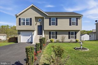 17 MCKINLEY CT, Inwood, WV 25428